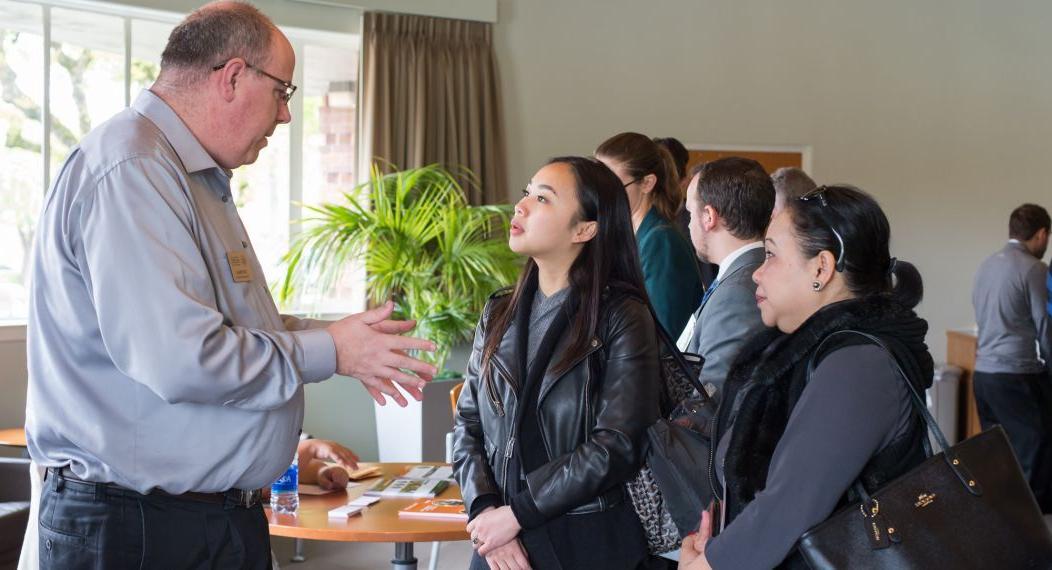 Prospective students meet with 金融援助 Director Joe Pinkas on the Sacramento campus.
